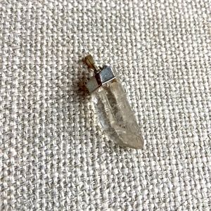 💎 Clear quartz pendant